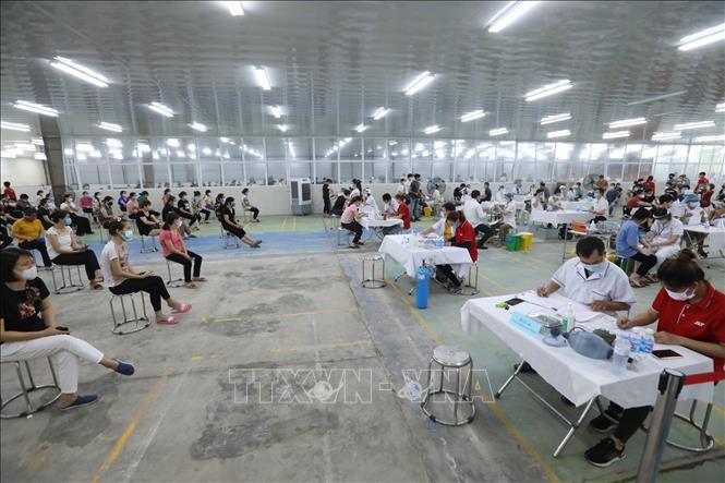 Ngày 28/7/2021, huyện Mê Linh tổ chức tiêm vaccine cho công nhân lao động tại các công ty thuộc Khu công nghiệp Quang Minh. Ảnh minh họa: Minh Quyết/TTXVN